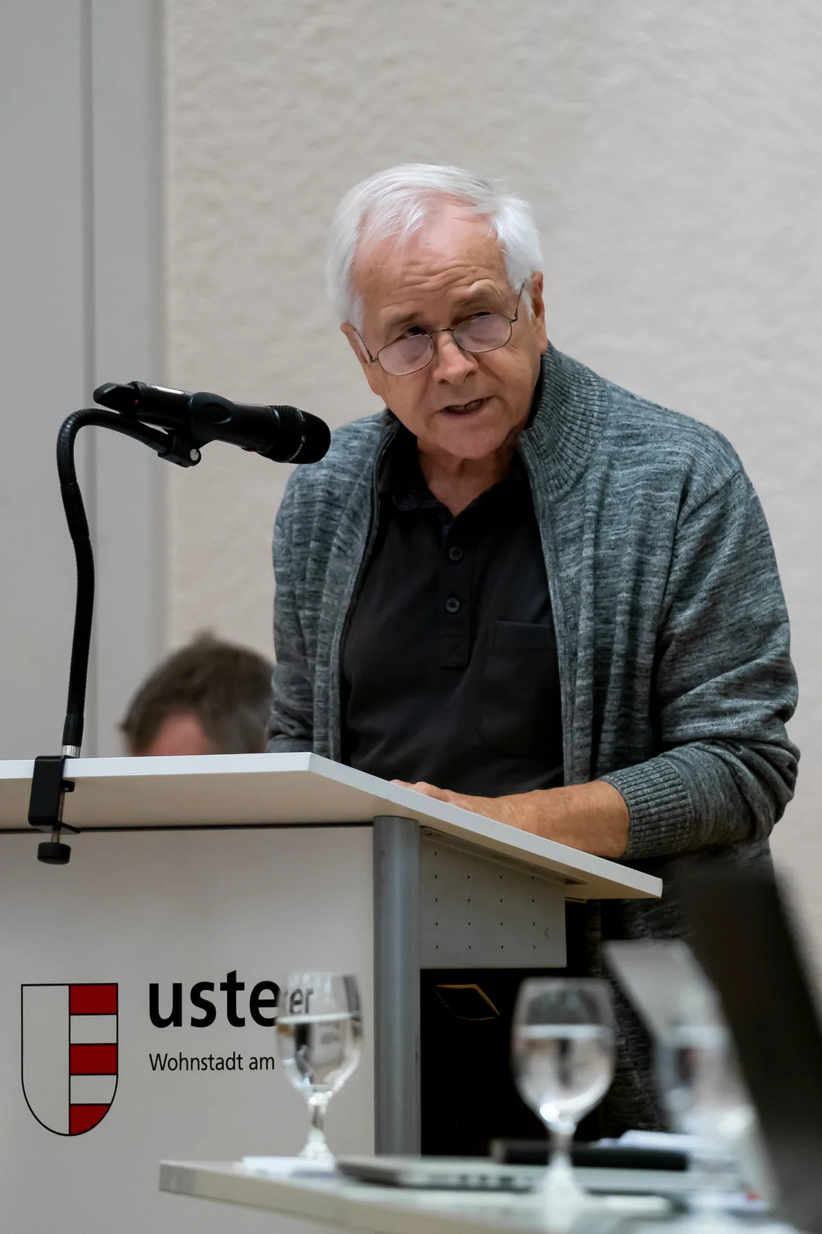 Paul Stopper steht am Rednerpult.